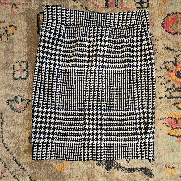 Michael Kors hounds tooth skirt with built in belt. Sz 4.  20.5" top to bottom - Picture 5 of 7